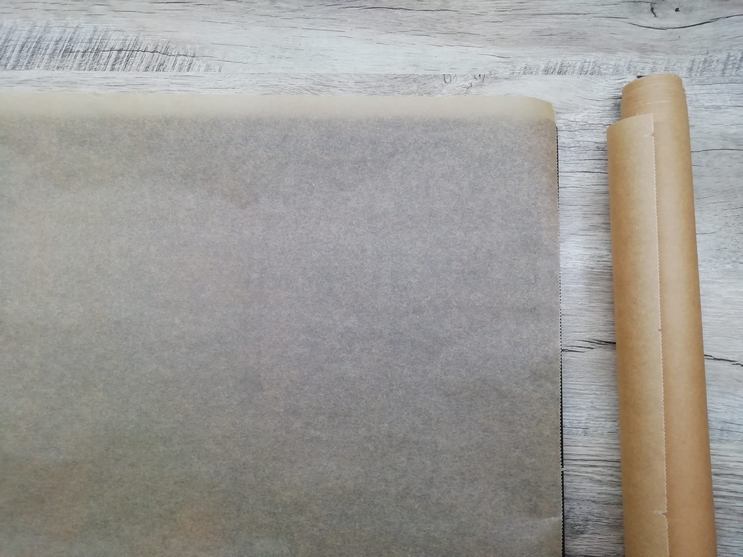 Piekę od 40 lat, ale nie miałam o tym pojęcia: Szef kuchni pokazał, jak używać papieru do pieczenia i folii aluminiowej – różnica jest ogromna!