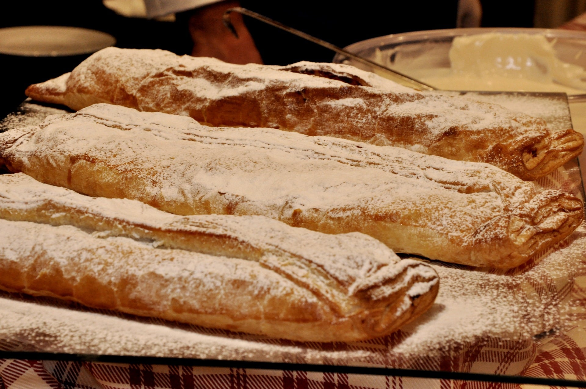 Nie piekę już na zakwasie, to jest jednostka: Fantastyczne SZYBKIE ciasto na strudle - wyglądają jak z cukierni, a zapach w kuchni jest nie do opisania!