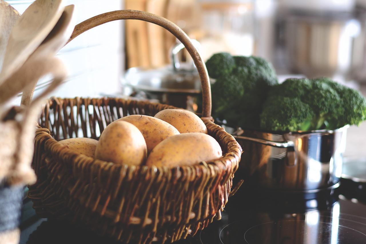 Dlatego profesjonalni szefowie kuchni zawsze mają idealne PIECZONE ZIEMNIAKI: Połóż je na blasze do pieczenia w ten sposób, smakują jak z eleganckiej restauracji!