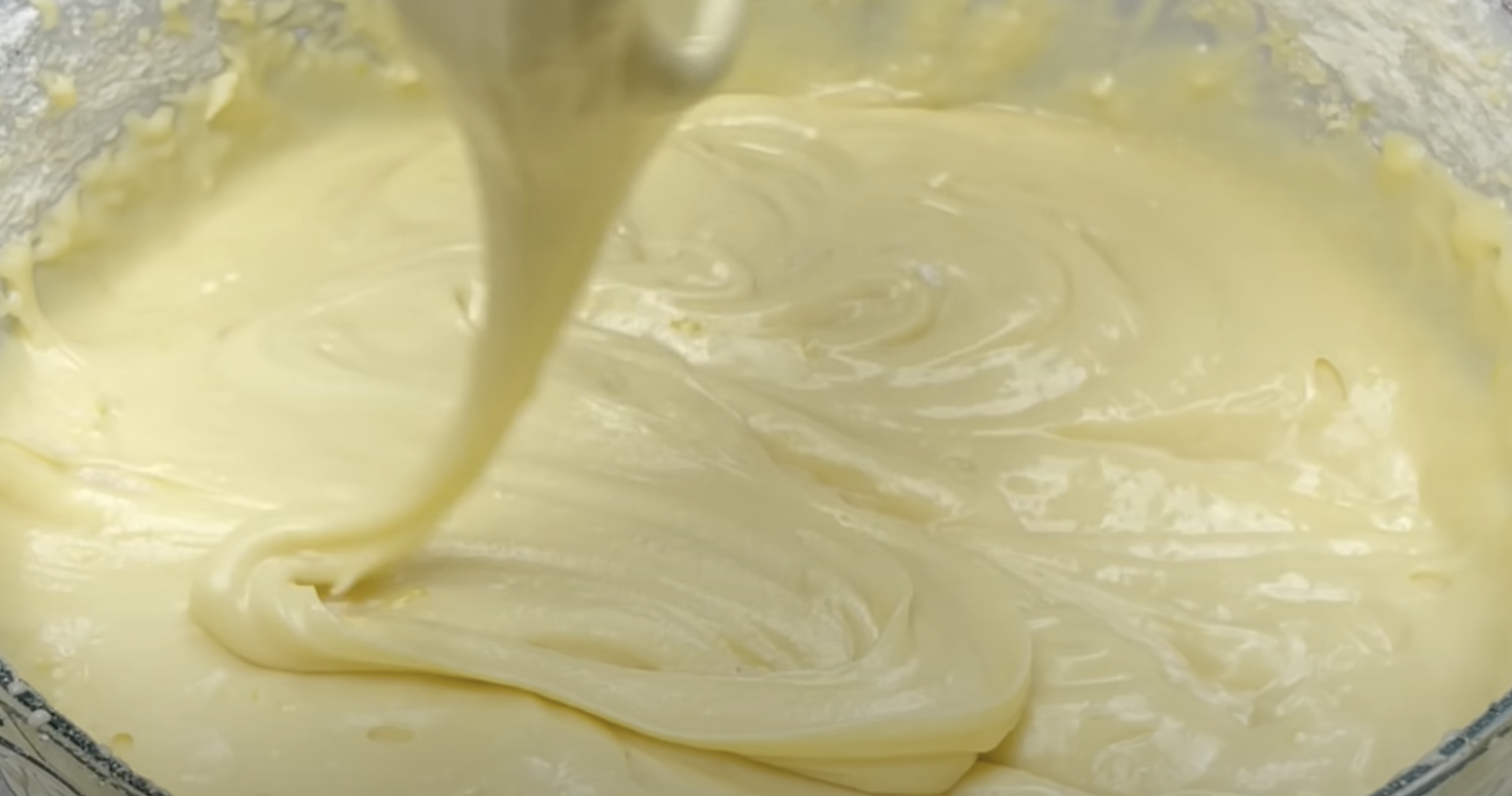 Magiczne ciasto bez jajek i kropli mleka: Przepis prosto od znanego cukiernika, smak jest rewelacyjny!