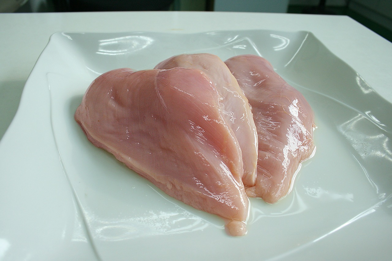 Chrupiąca pierś z kurczaka z masłem czosnkowym: Mięso będzie wyjątkowo smaczne, miękkie i GWARANTOWANE, że nie wyschnie!