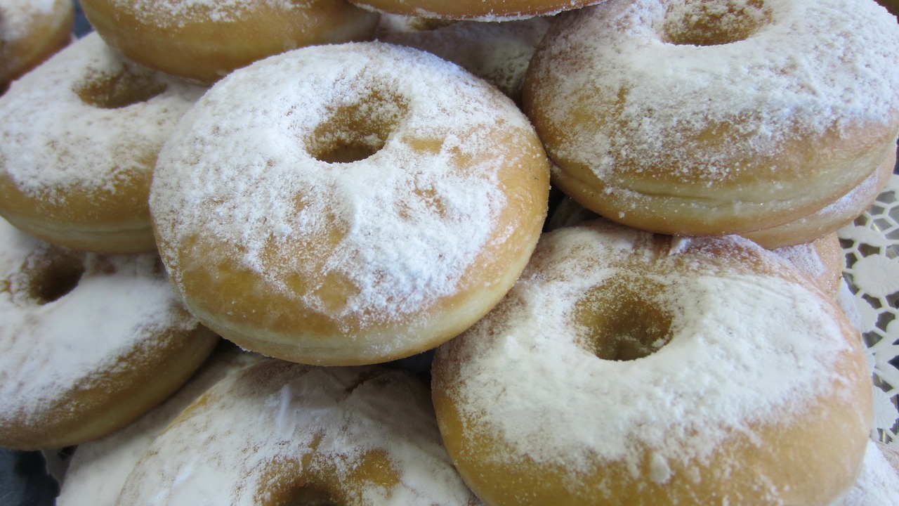 1 słoik kwaśnej śmietany i 1 banan: Idealne „szybkie pączki” mięciutkie jak piórko, pięknie puchną podczas pieczenia!