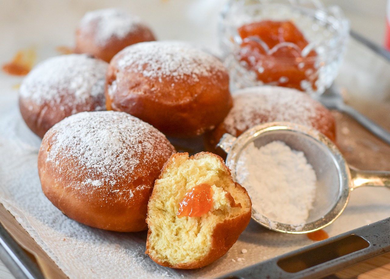 1 słoik kwaśnej śmietany i 1 banan: Idealne „szybkie pączki” mięciutkie jak piórko, pięknie puchną podczas pieczenia!