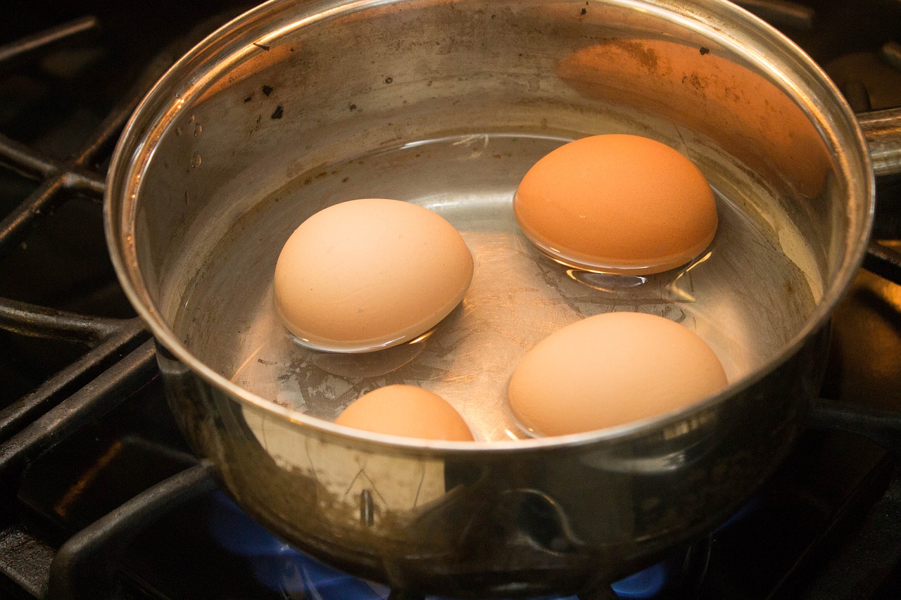 Dzięki temu zabiegowi będziesz mógł obrać JAJKA GOTOWANE lewą stroną grzbietową bez zbędnych strat: Jajka pozostaną całkowicie nienaruszone!
