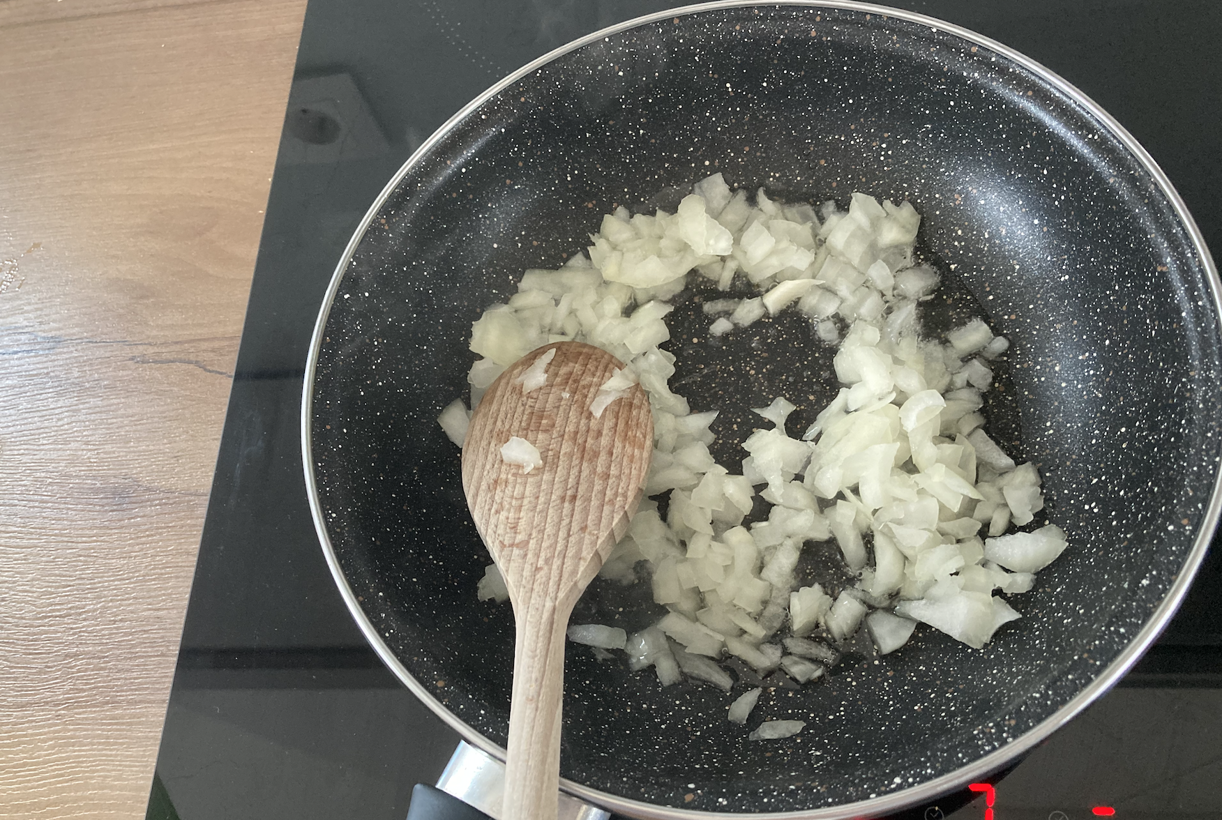 Wziąłem 1 cebulę i 1 jabłko i w 10 minut zrobiłem smarowidło LEPSZE niż masło: nie tylko smaczne, ale i zdrowe!