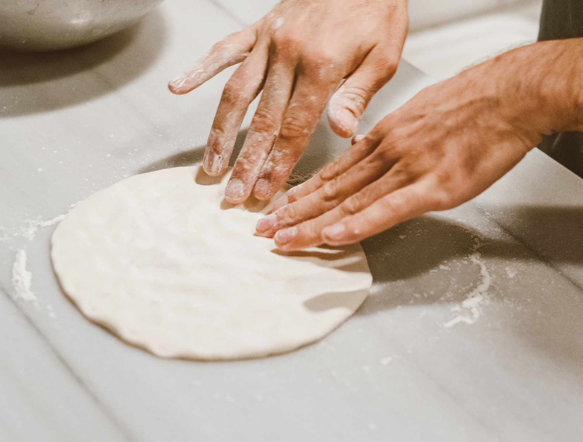 Bez piekarnika, bez jajek i bez mleka: Fantastyczna pizza LIGHTNING z patelni - wolimy ją niż pieczoną!