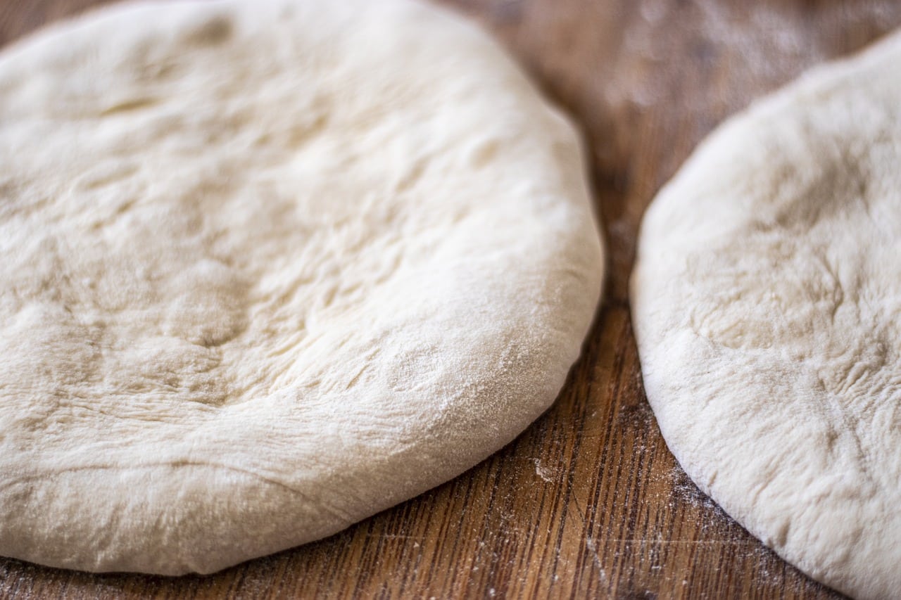 Wreszcie znalazłam przepis na genialną pizzę BEZ drożdży: Ciasto jest cienkie i pyszne – szybkie przygotowanie!