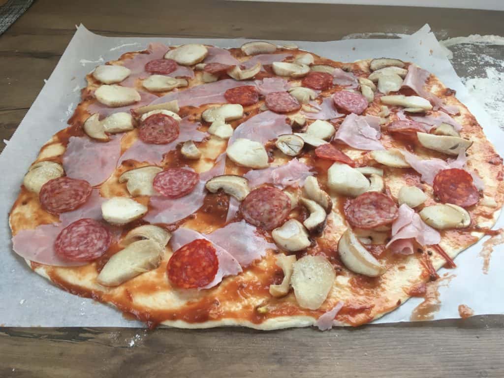 Wreszcie znalazłam przepis na genialną pizzę BEZ drożdży: Ciasto jest cienkie i pyszne – szybkie przygotowanie!