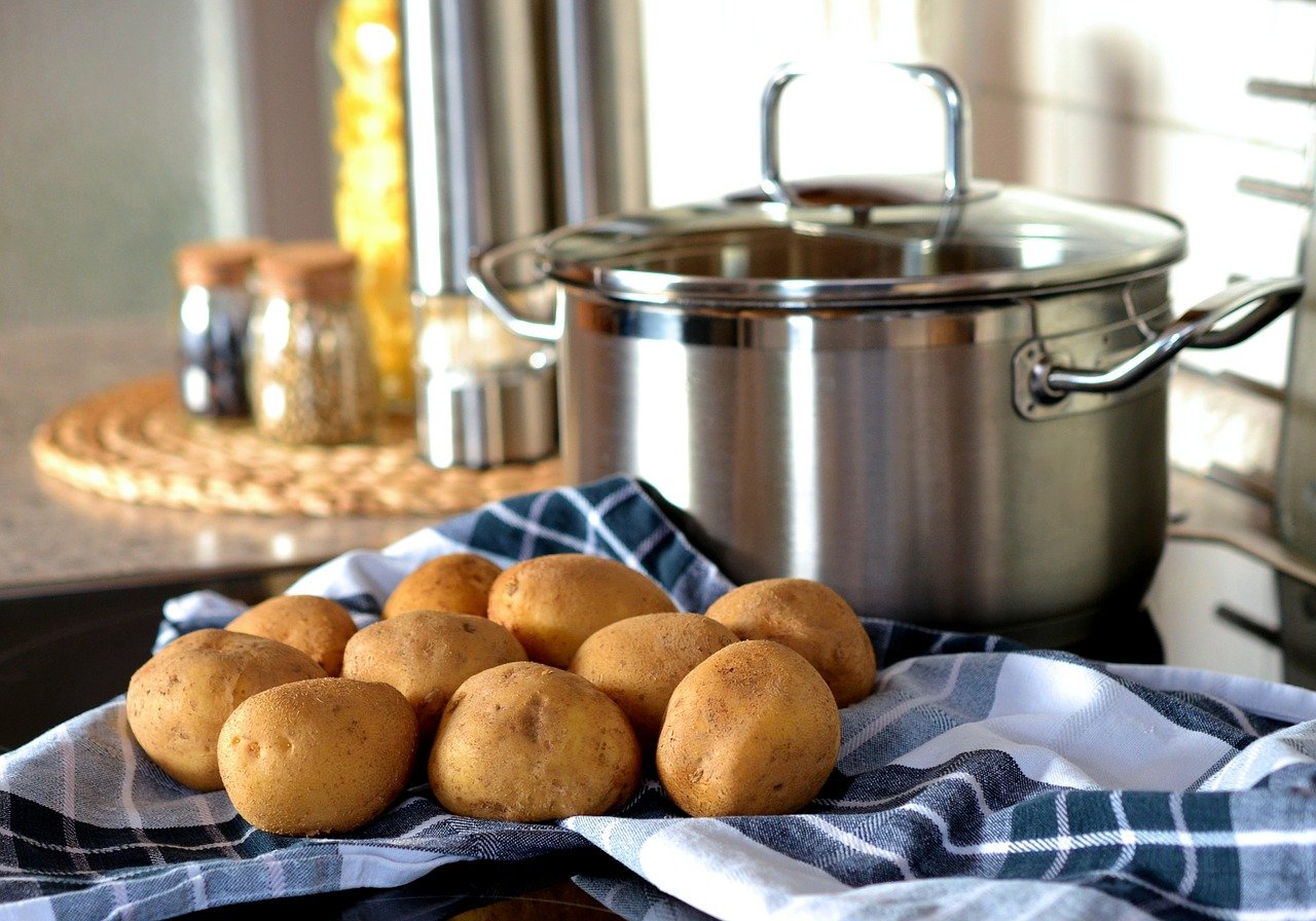 Sprawdzony trik na gotowanie młodych ziemniaków: w ten sposób będą smakować jeszcze lepiej!