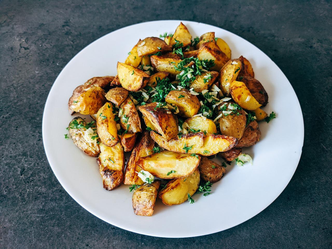 Dlatego profesjonalni szefowie kuchni zawsze mają idealne PIECZONE ZIEMNIAKI: Połóż je na blasze do pieczenia w ten sposób, smakują jak z eleganckiej restauracji!