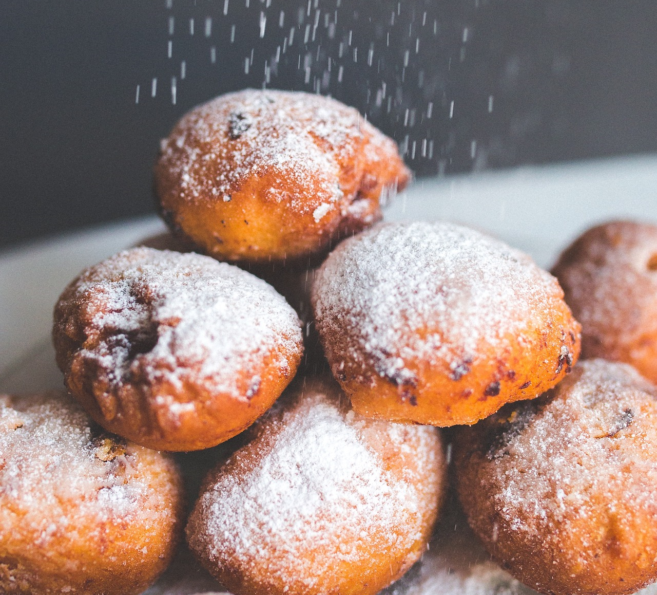 1 słoik kwaśnej śmietany i 1 banan: Idealne „szybkie pączki” mięciutkie jak piórko, pięknie puchną podczas pieczenia!