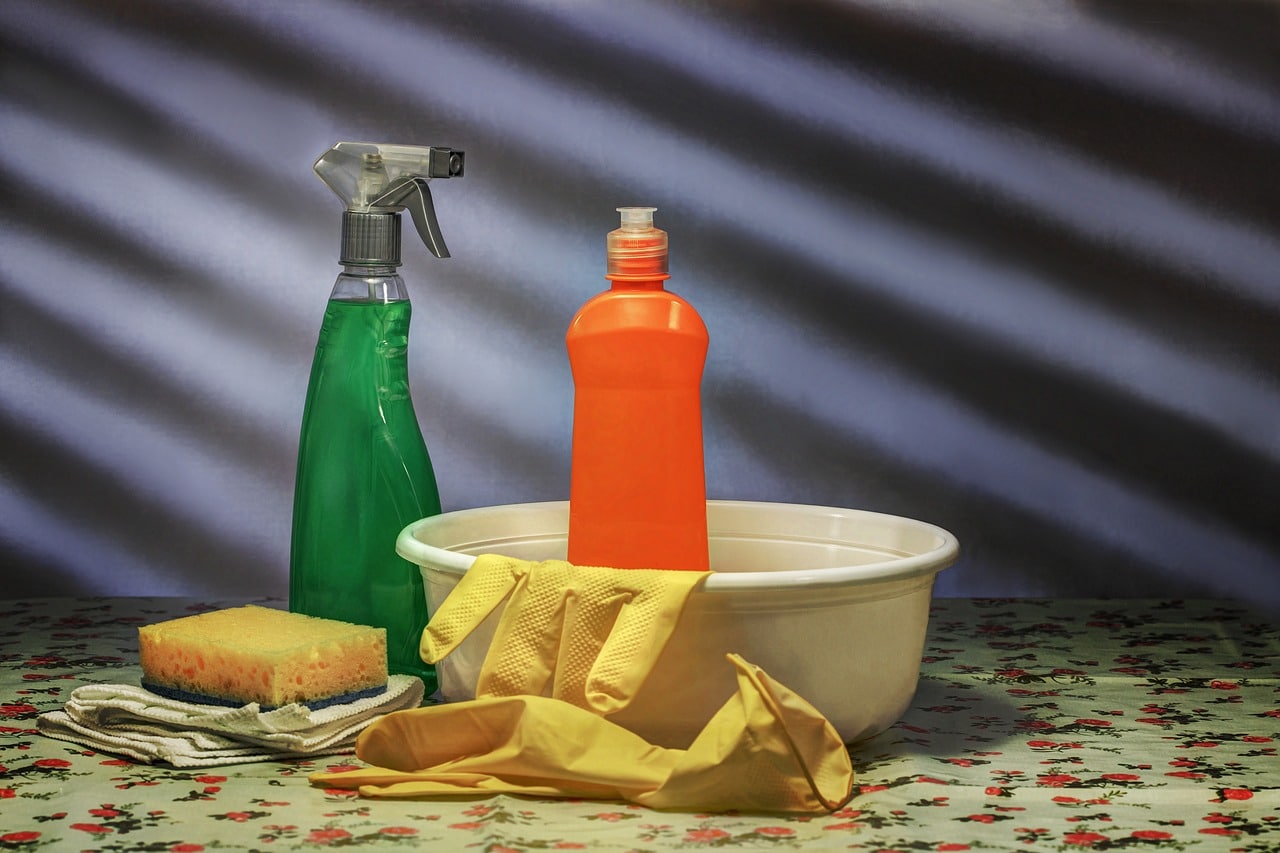 Dodaj ten składnik do wody i umyj podłogę: Możesz zapomnieć o kurzach i smugach!