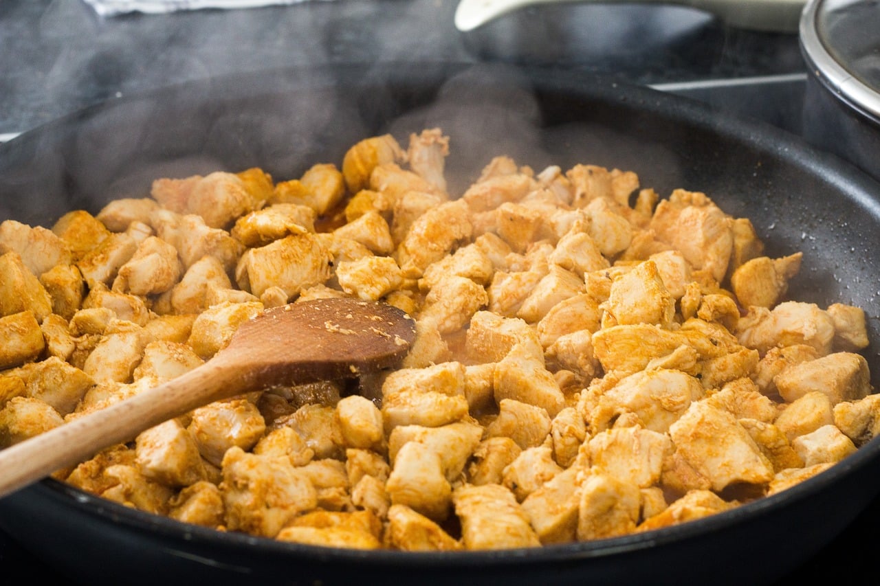 Pieczony kurczak z makaronem i serem: smaczny i szybki przepis z jednej patelni!