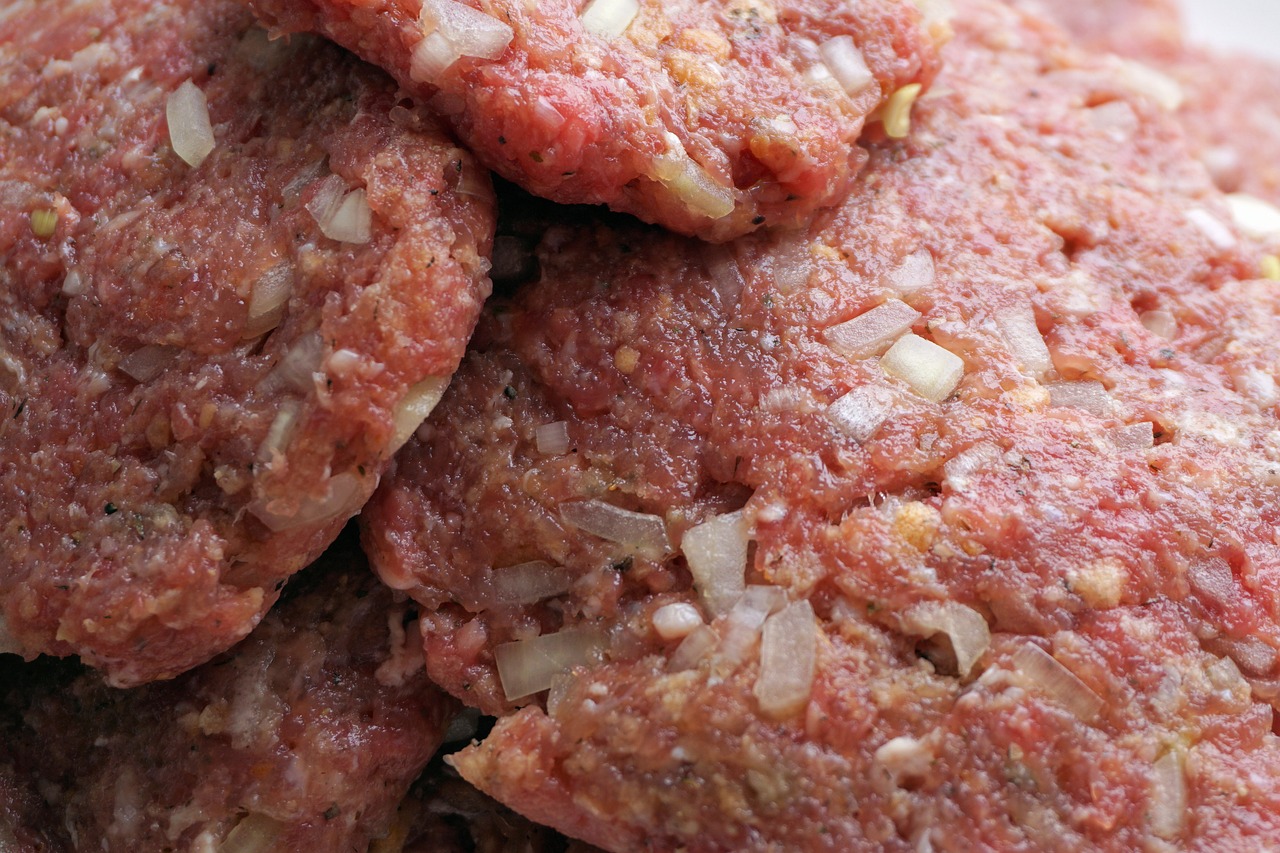 Ziemniaki zakryte z mięsem mielonym, śmietaną i serem: Potrzebujesz TYLKO 5 ziemniaków, 400 g mięsa mielonego, 5 łyżek śmietany, pomidorów, sera i przypraw!