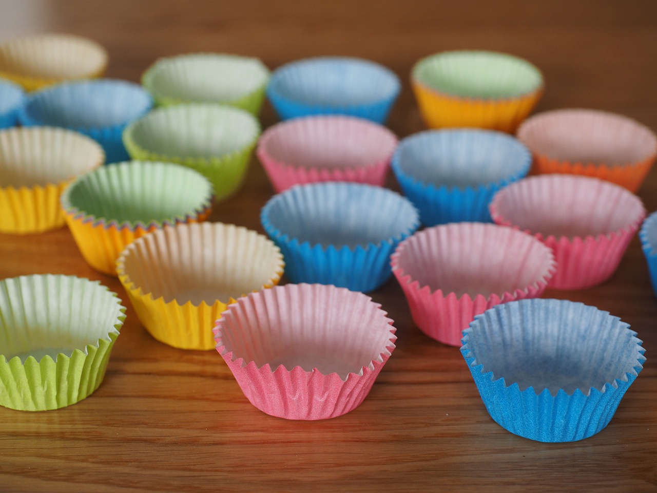 Szybkie waniliowe muffinki z owocowym oddechem: zapomnij o suchym cieście, są kremowe w środku i smakują bosko!