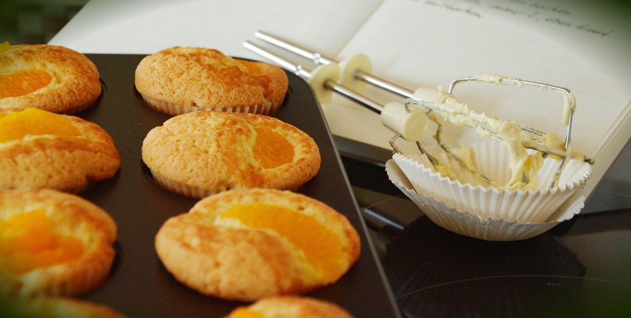 Szybkie waniliowe muffinki z owocowym oddechem: zapomnij o suchym cieście, są kremowe w środku i smakują bosko!