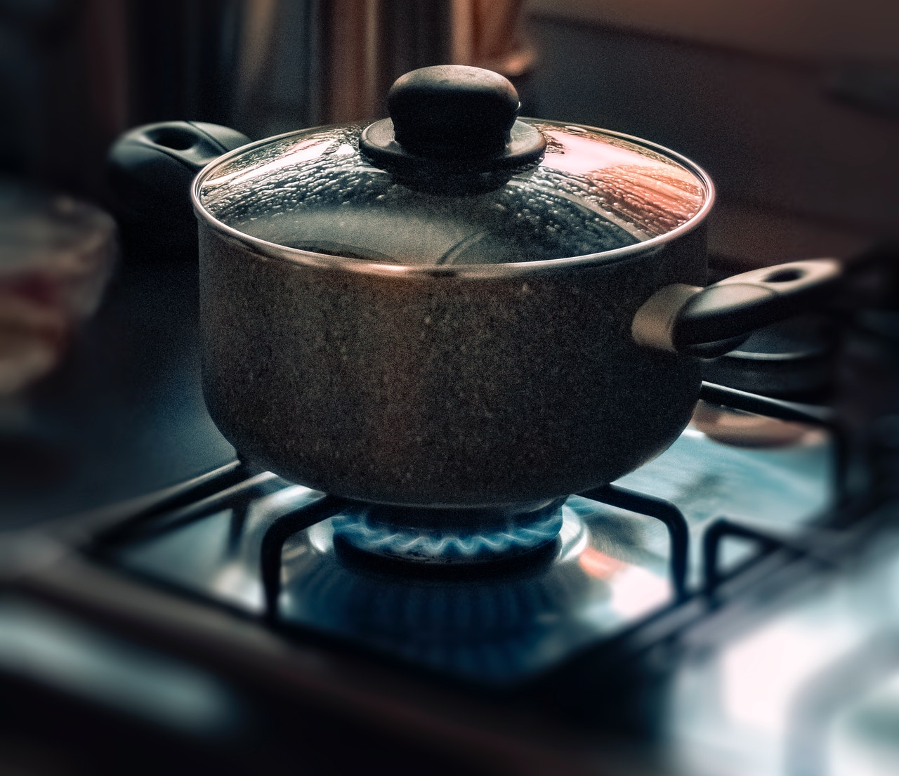 Czy wiesz, co się stanie, jeśli dodasz odrobinę sody oczyszczonej do wody podczas gotowania makaronu?