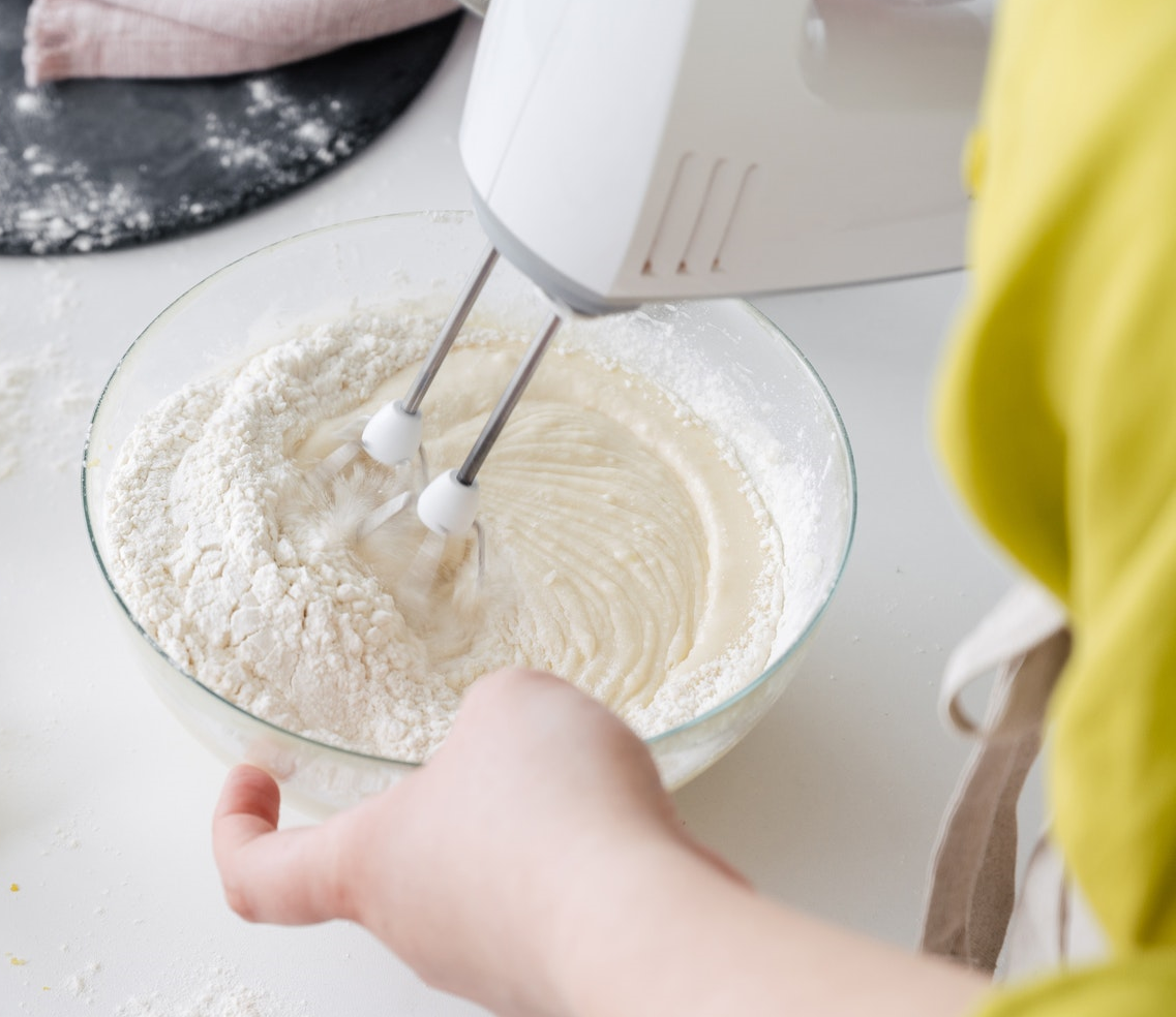 Proste i szybkie ciasto truskawkowe z SEREM: Soczyste, pyszne i zrobisz je w 5 minut!