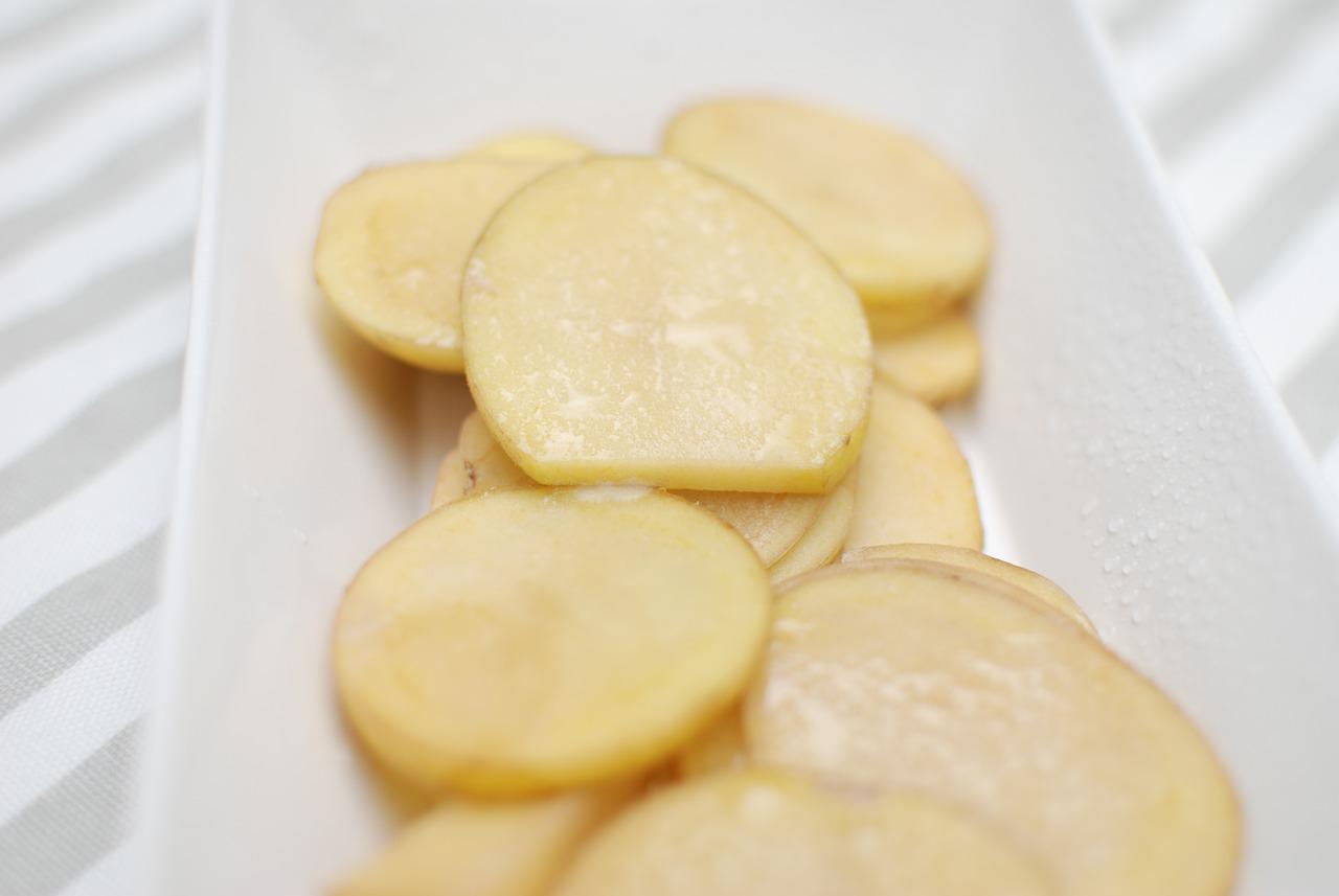 Te frytki nie sprawią, że będziesz gruby: dowiedz się, jak zrobić niesamowicie chrupiące ziemniaki z zaledwie 1 łyżeczką oleju!