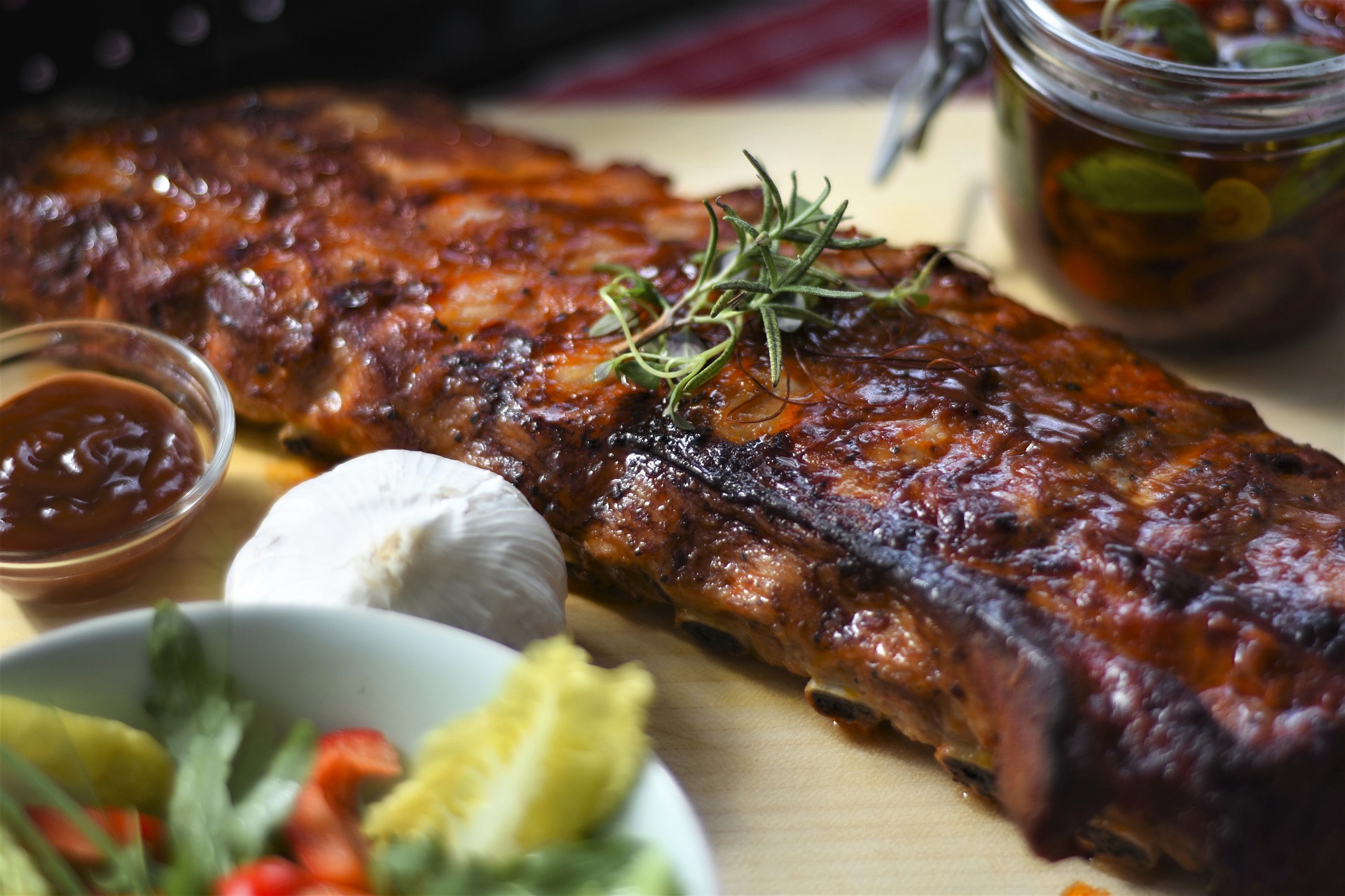 Na weekend robię chrupiące PIWNE RIBS i przychodzi do nich cała rodzina: Mięso jest tak DELIKATNE, że samo odchodzi od kości!