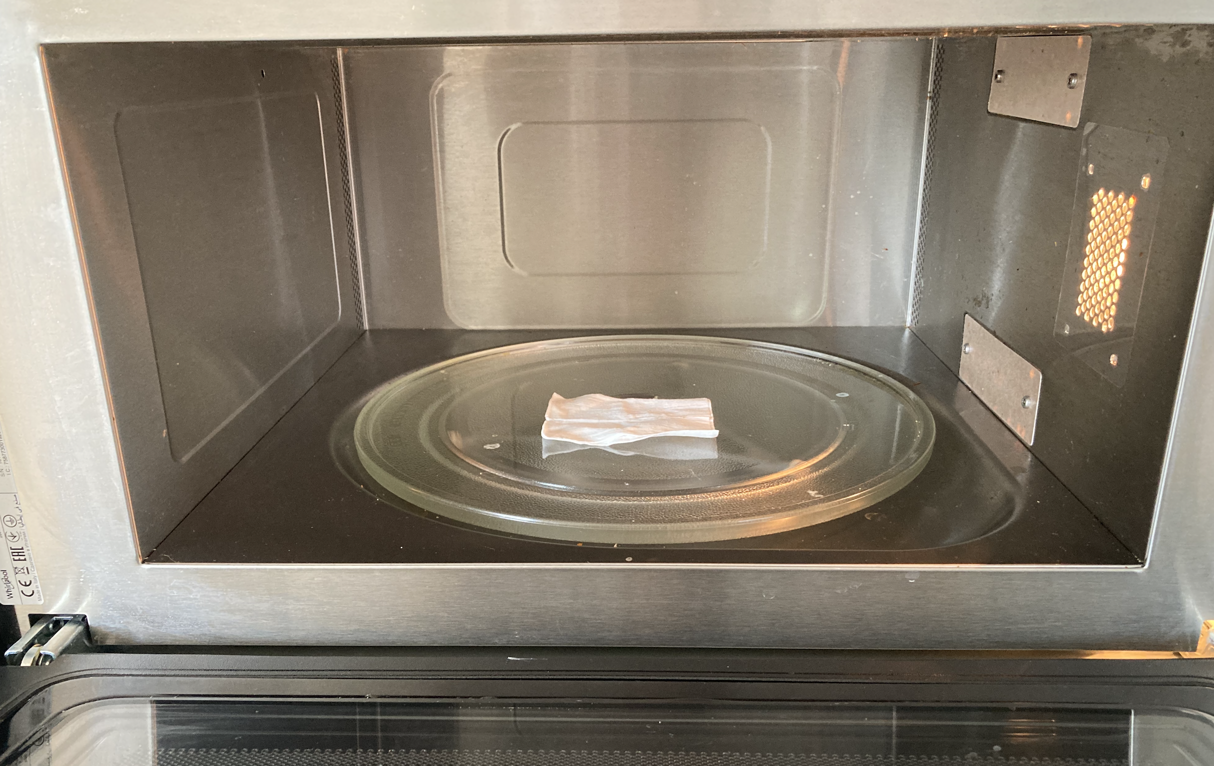 Kuchenka mikrofalowa lśni czystością: dzięki temu trikowi wyczyścisz ją nawet w trudno dostępnych miejscach BEZ WYSIŁKU!