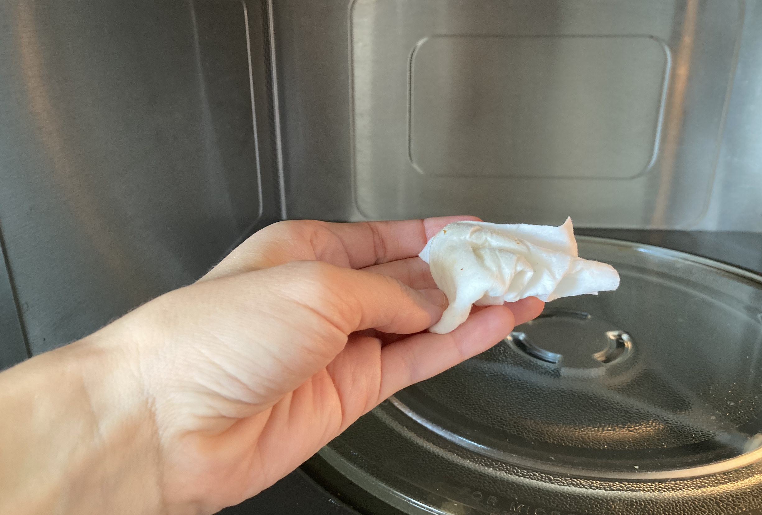 Kuchenka mikrofalowa lśni czystością: dzięki temu trikowi wyczyścisz ją nawet w trudno dostępnych miejscach BEZ WYSIŁKU!