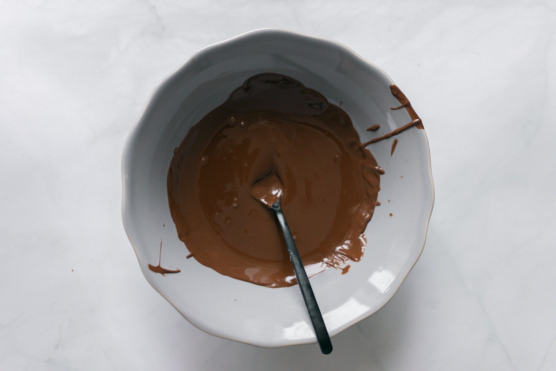 Deser mascarpone bez pieczenia z polewą czekoladową: szybki i ŁATWY przepis!